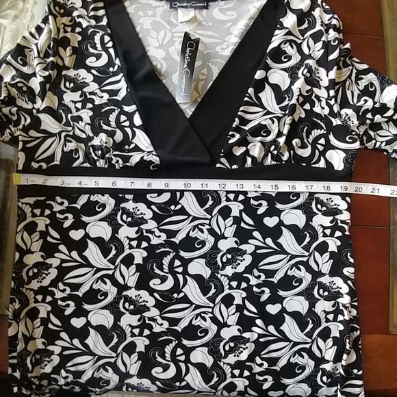 Fun black & white graphic print v neck XL - Picture 5 of 6